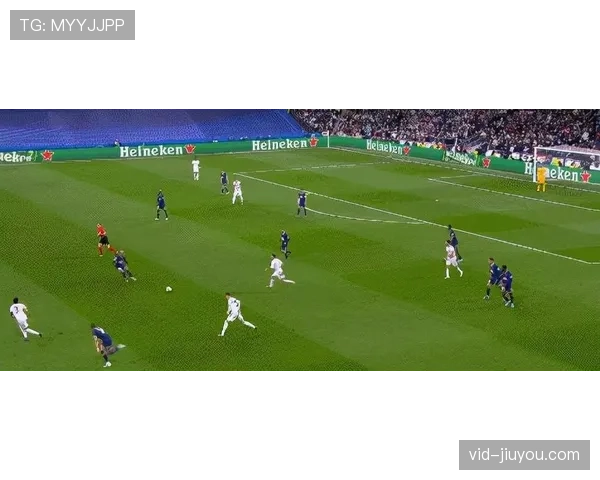 镜头聚焦：维尼修斯一次长达80米的回追防守展现极致比赛投入度