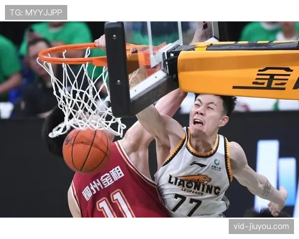 特写：张镇麟完成隔扣后怒吼，点燃主场观众激情